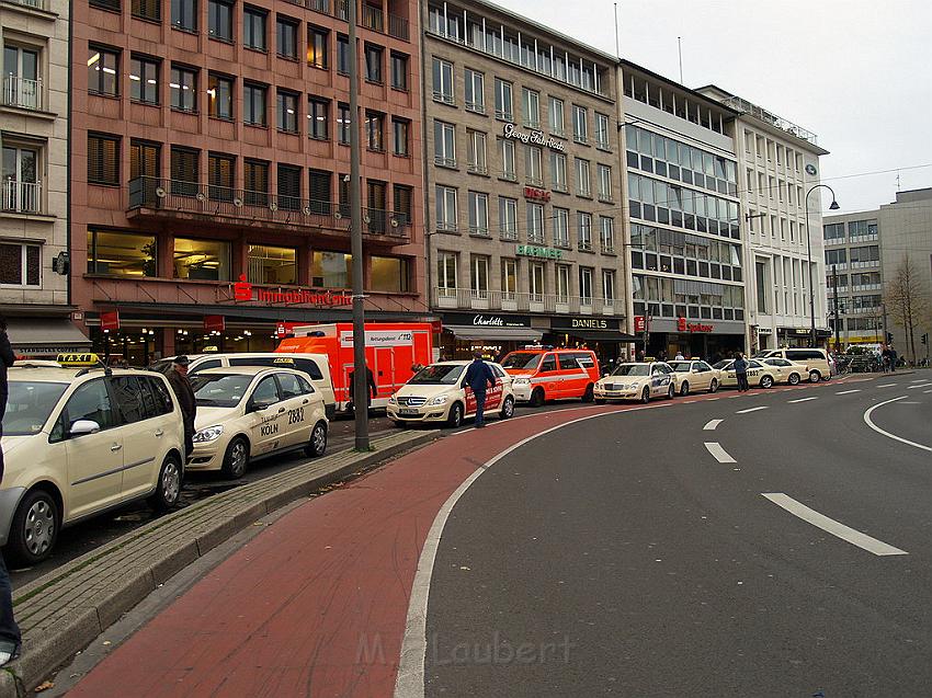 Herrenlose Einkaufstuete gesprengt Koeln Schildergasse P299.JPG